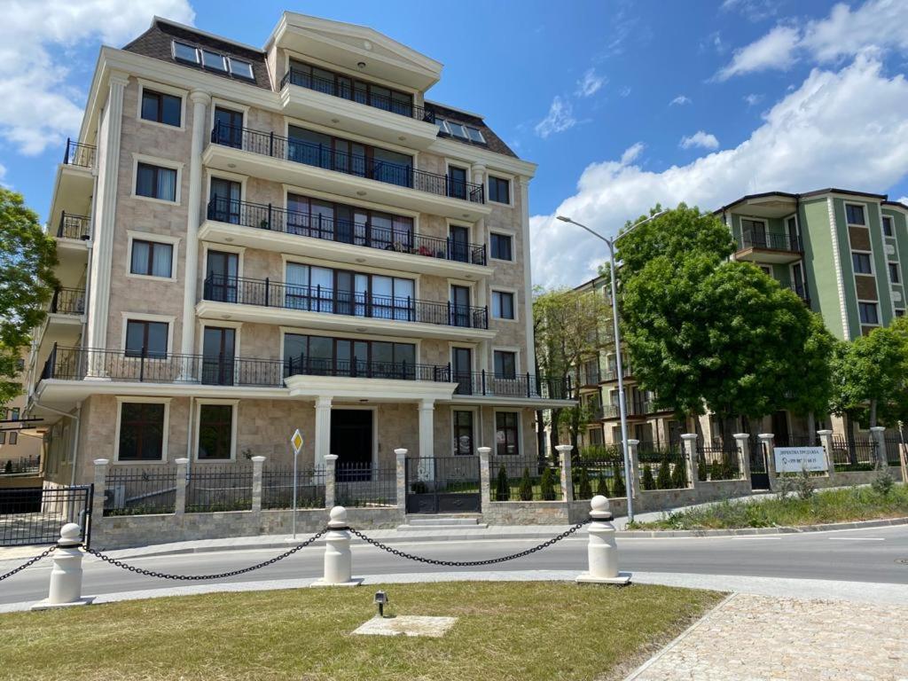 וארנה Rabi Park Residence מראה חיצוני תמונה